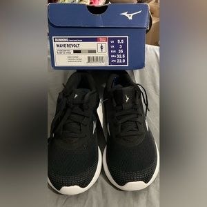 NIB Women’s Mizuno Athletic Shoes Black w.White Size 5.5